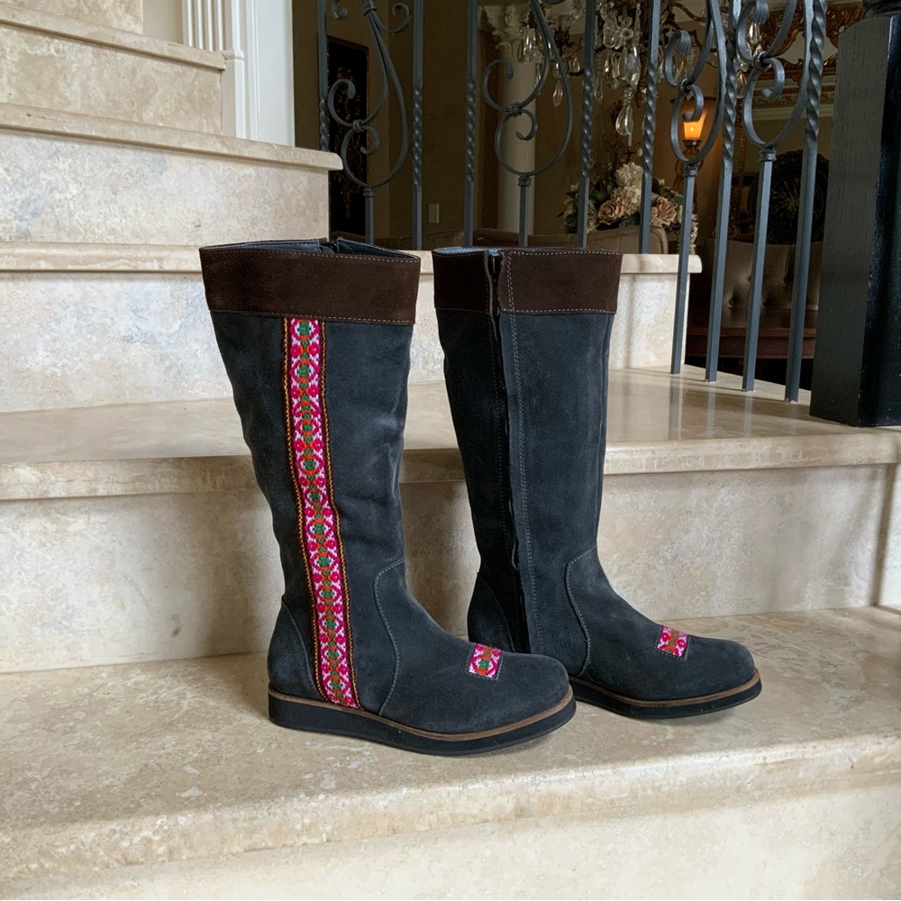 Embroidered Black and Brown Women's Moccasins